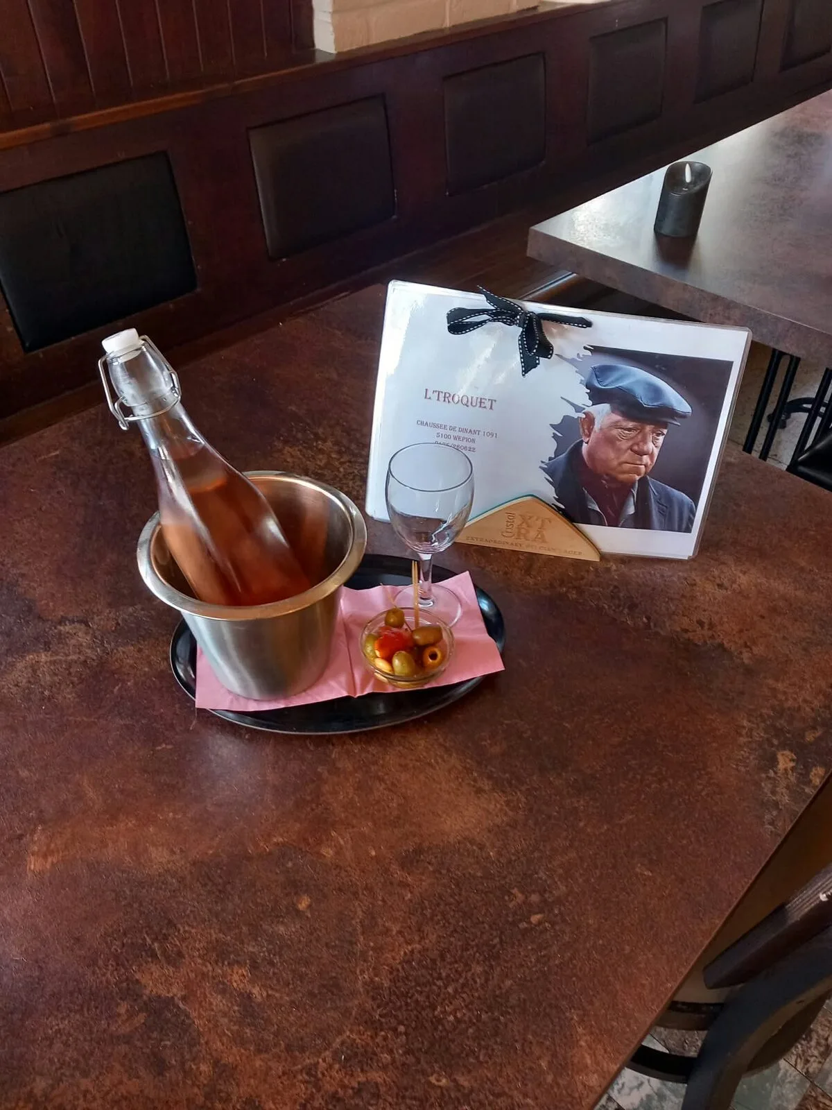 Apéro maison : rosé bien frais et olives
