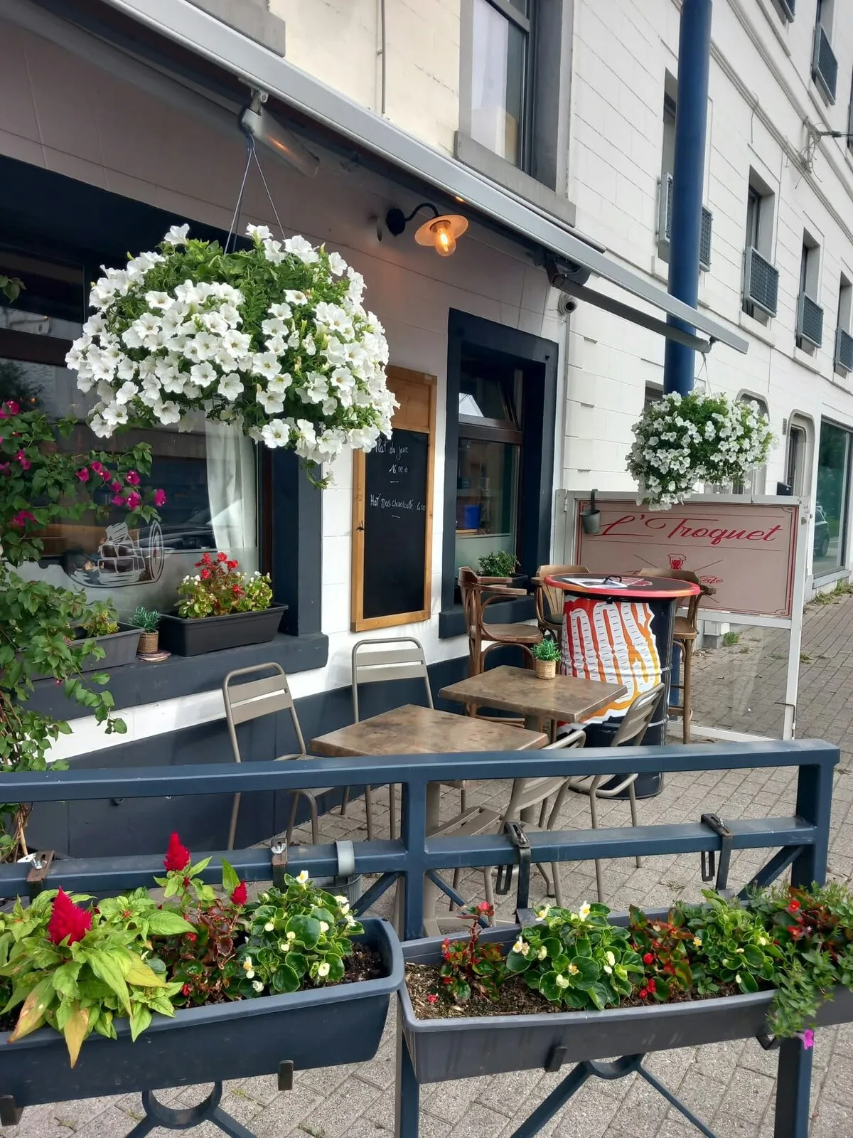La terrasse de L'troquet et son ardoise du jour